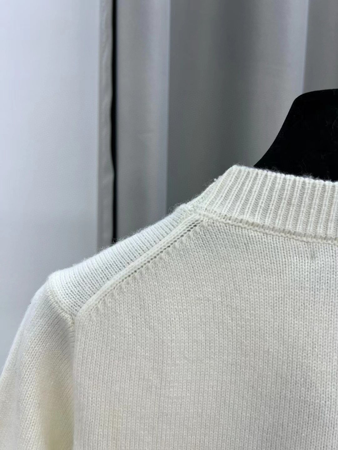 普拉达女士羊绒字母logo长袖针织衫毛衣颜色：白色，灰色，黑色码数：SML成份：100%羊毛