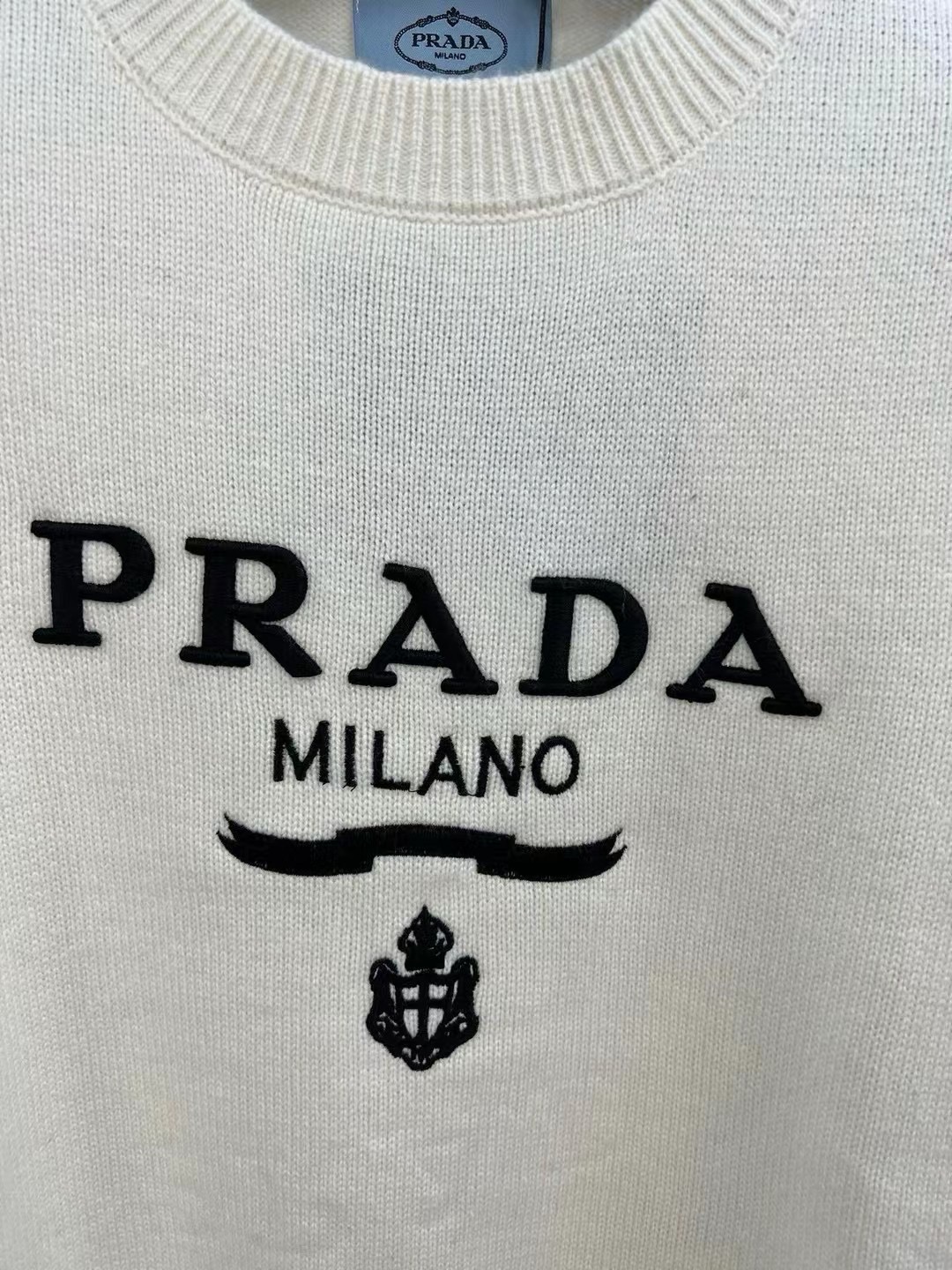 普拉达女士羊绒字母logo长袖针织衫毛衣颜色：白色，灰色，黑色码数：SML成份：100%羊毛