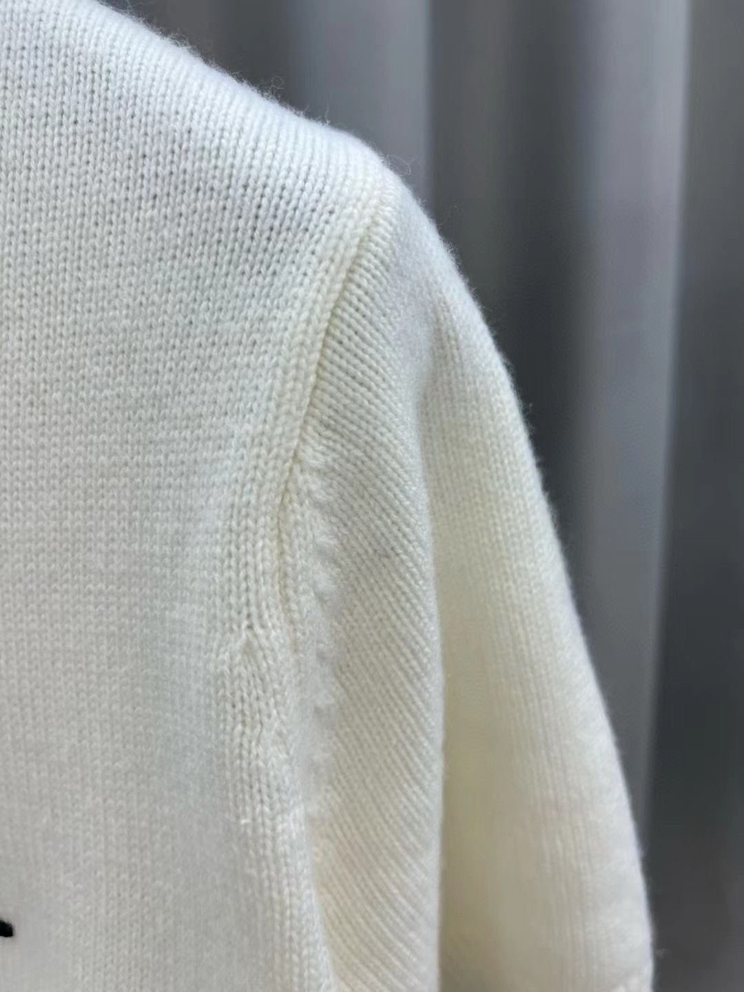 普拉达女士羊绒字母logo长袖针织衫毛衣颜色：白色，灰色，黑色码数：SML成份：100%羊毛