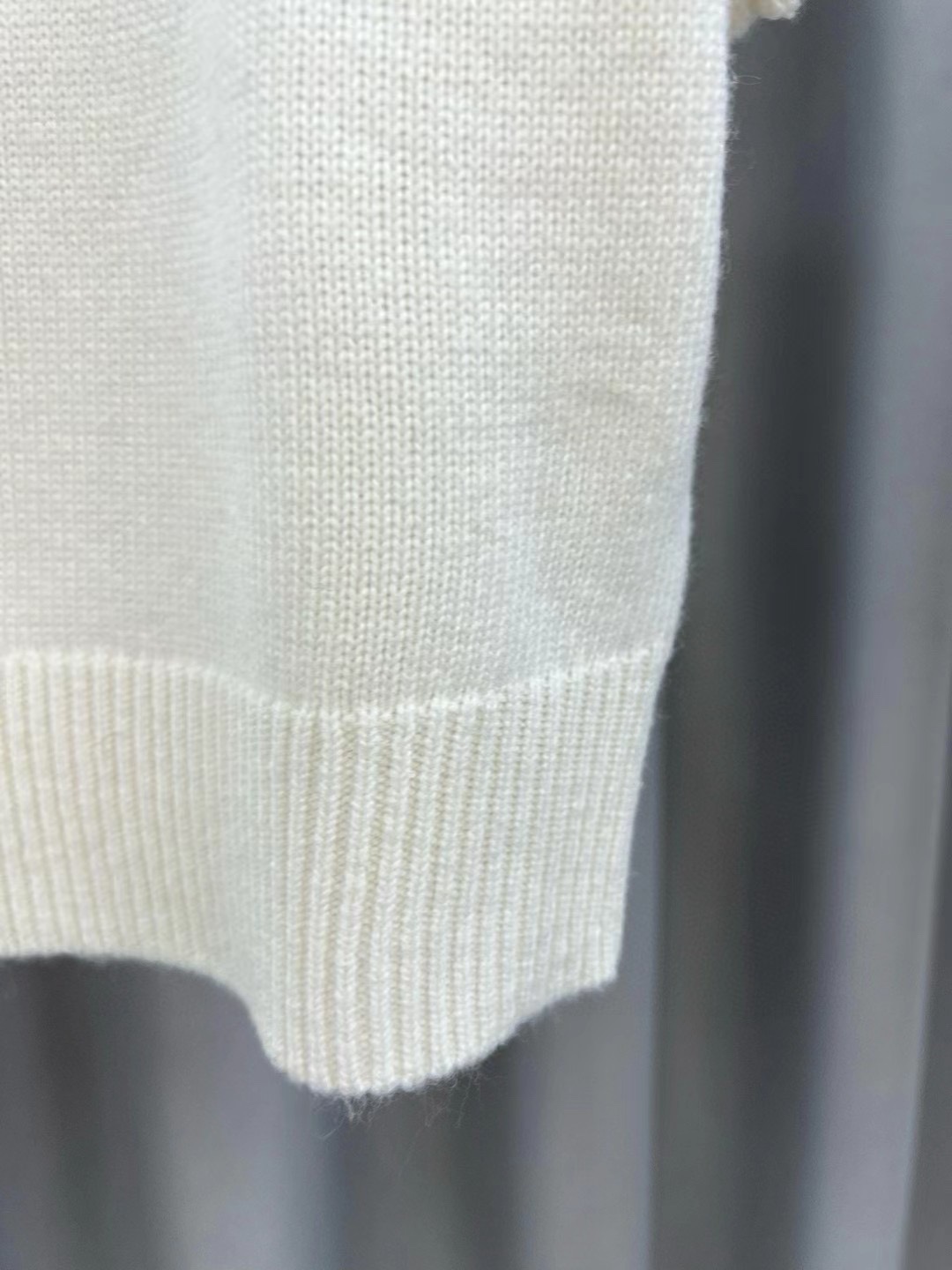 普拉达女士羊绒字母logo长袖针织衫毛衣颜色：白色，灰色，黑色码数：SML成份：100%羊毛