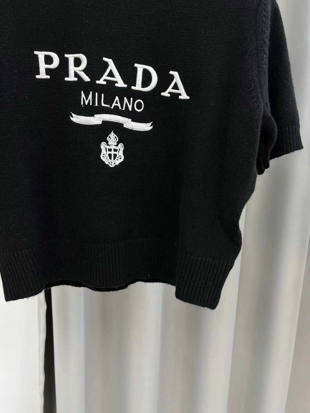 普拉达女士羊绒字母logo长袖针织衫毛衣颜色：白色，灰色，黑色码数：SML成份：100%羊毛
