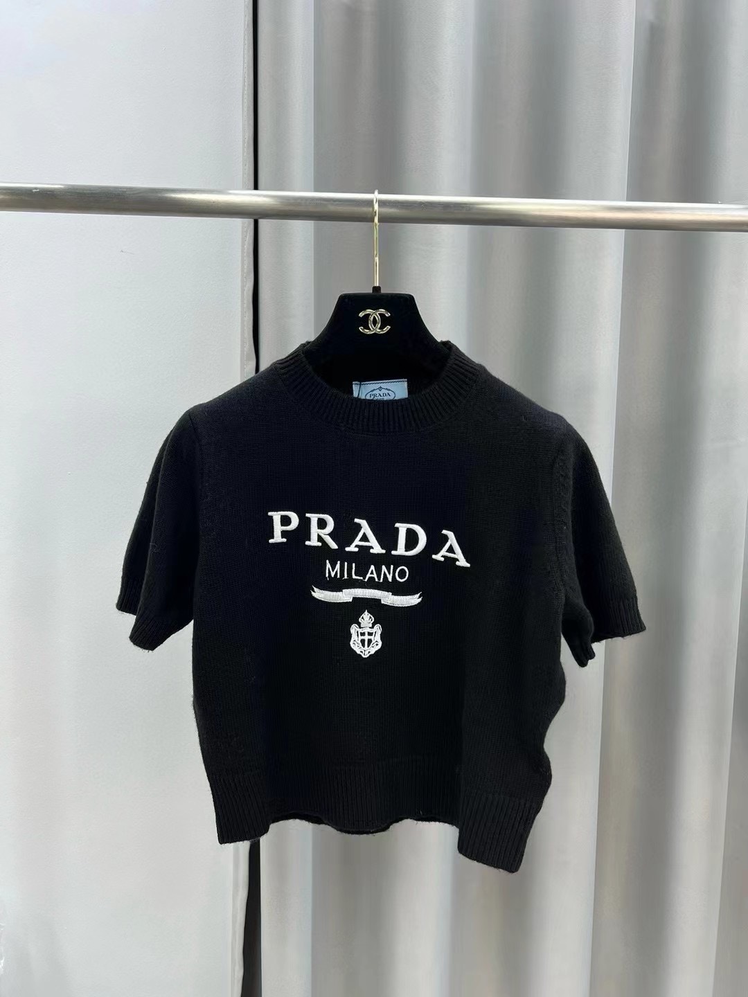 普拉达女士羊绒字母logo长袖针织衫毛衣颜色：白色，灰色，黑色码数：SML成份：100%羊毛