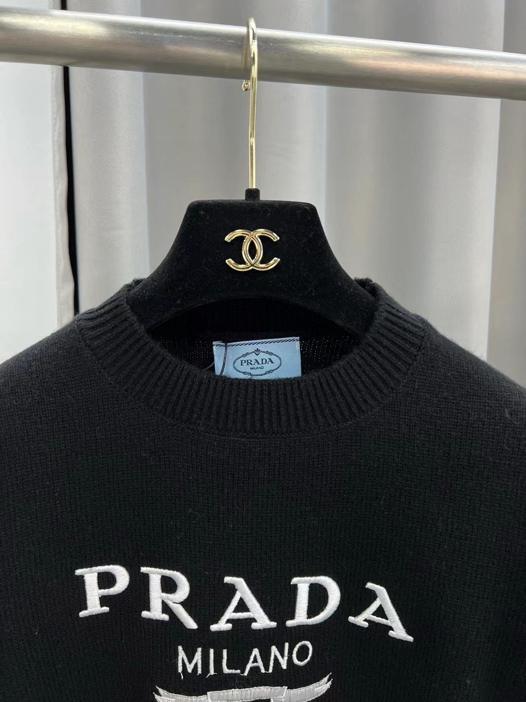 普拉达女士羊绒字母logo长袖针织衫毛衣颜色：白色，灰色，黑色码数：SML成份：100%羊毛