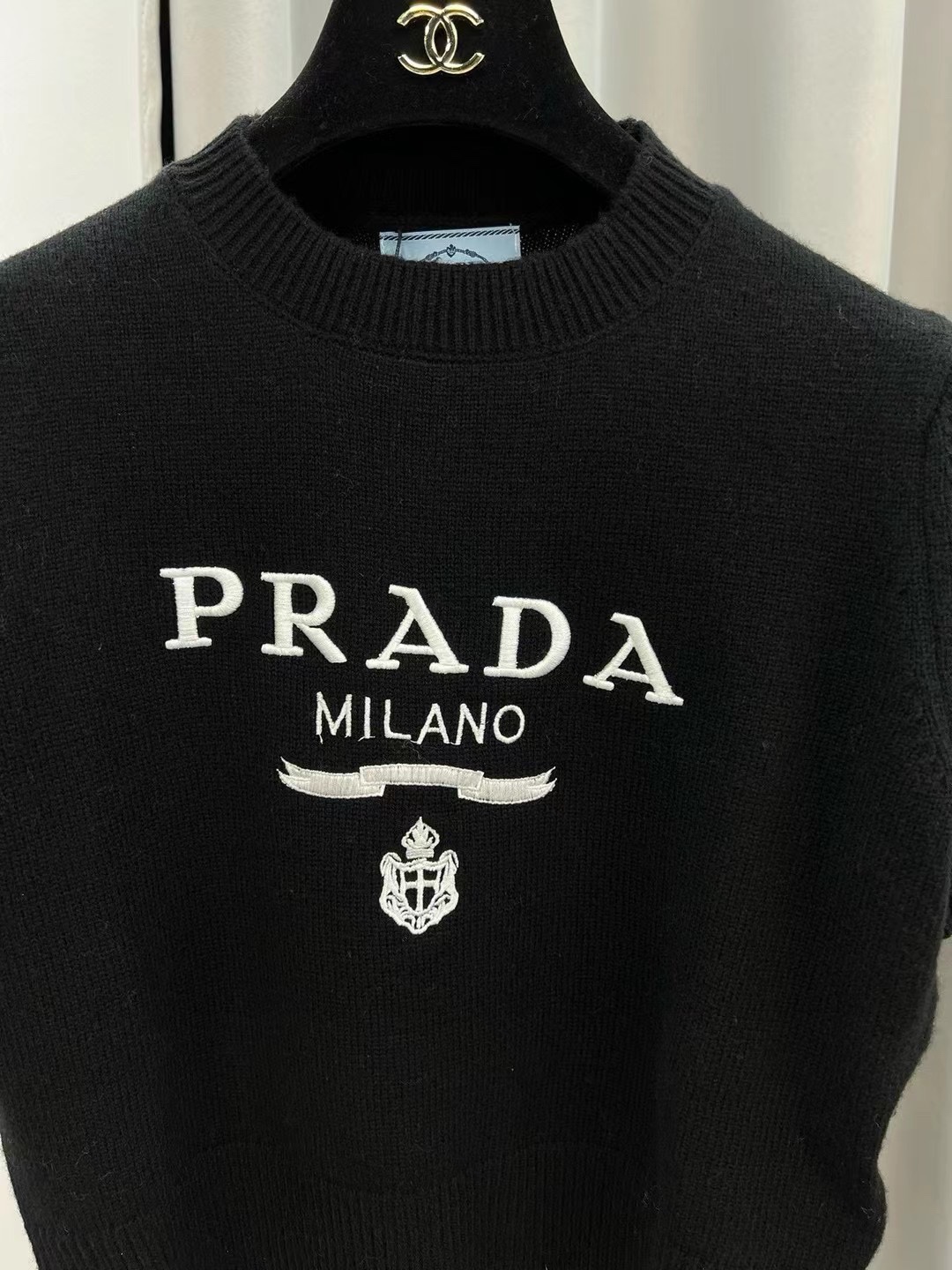 普拉达女士羊绒字母logo长袖针织衫毛衣颜色：白色，灰色，黑色码数：SML成份：100%羊毛