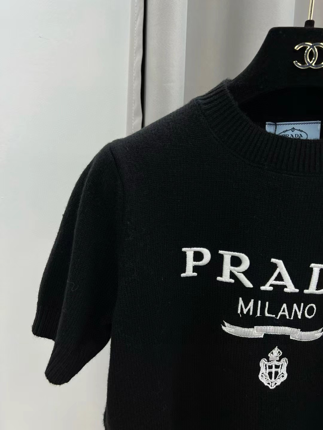 普拉达女士羊绒字母logo长袖针织衫毛衣颜色：白色，灰色，黑色码数：SML成份：100%羊毛