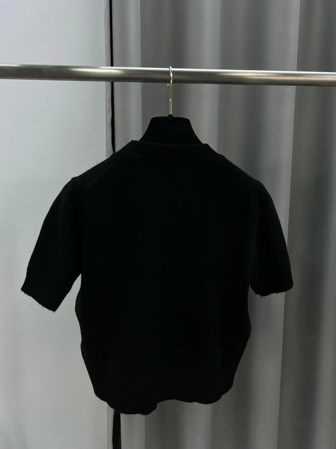 普拉达女士羊绒字母logo长袖针织衫毛衣颜色：白色，灰色，黑色码数：SML成份：100%羊毛