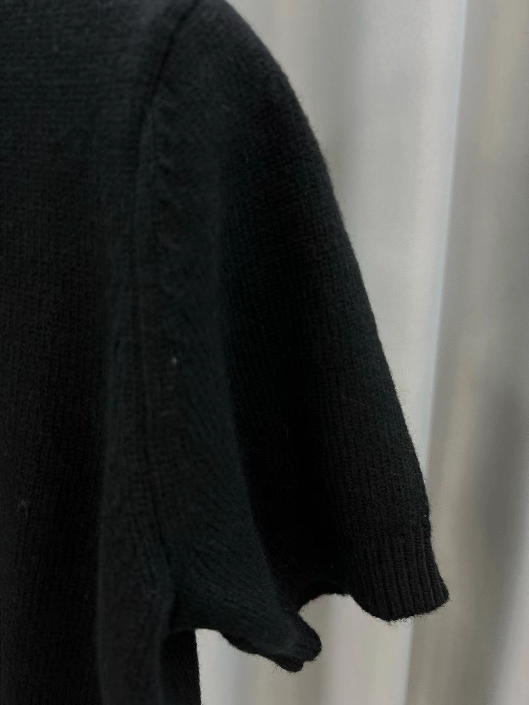 普拉达女士羊绒字母logo长袖针织衫毛衣颜色：白色，灰色，黑色码数：SML成份：100%羊毛