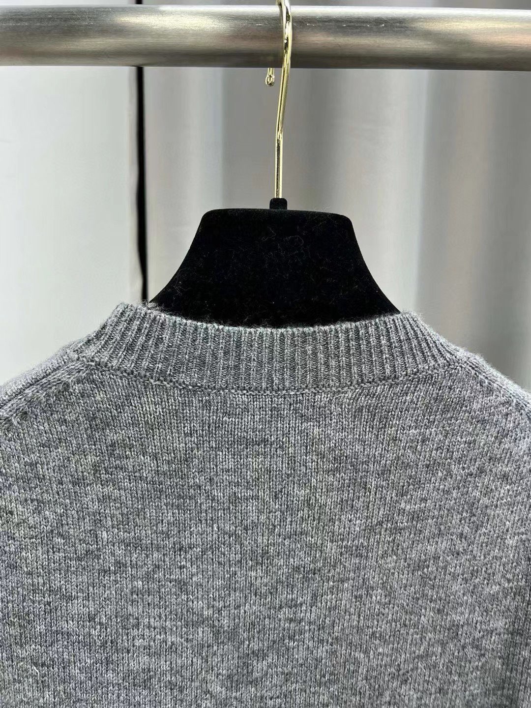 普拉达女士羊绒字母logo长袖针织衫毛衣颜色：白色，灰色，黑色码数：SML成份：100%羊毛