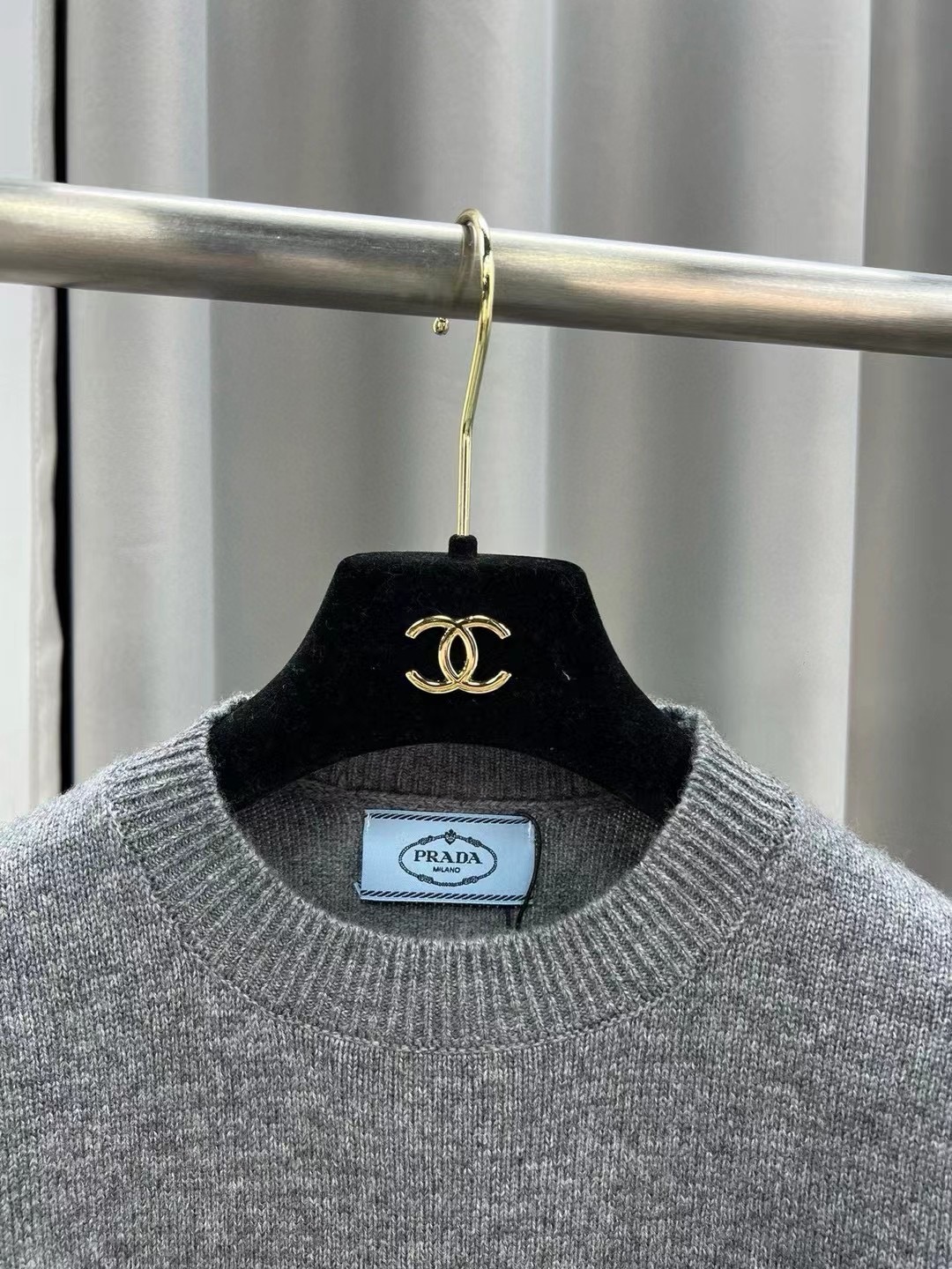 普拉达女士羊绒字母logo长袖针织衫毛衣颜色：白色，灰色，黑色码数：SML成份：100%羊毛