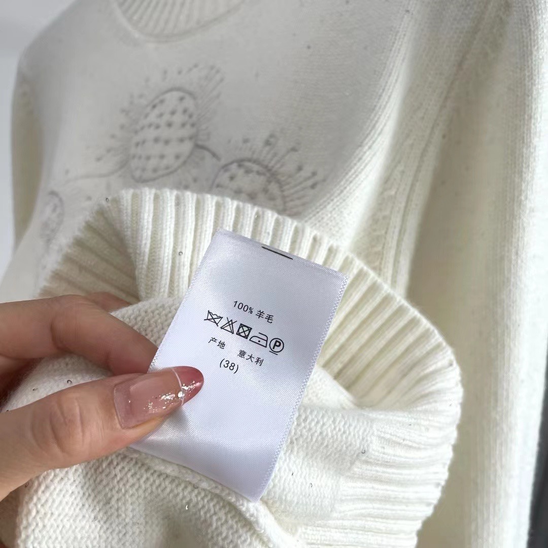 D家：迪奥女装黑色占星学嵌花刺绣羊绒针织圆领长袖休闲毛衣颜色：黑色和白色码数：S ～𠃊