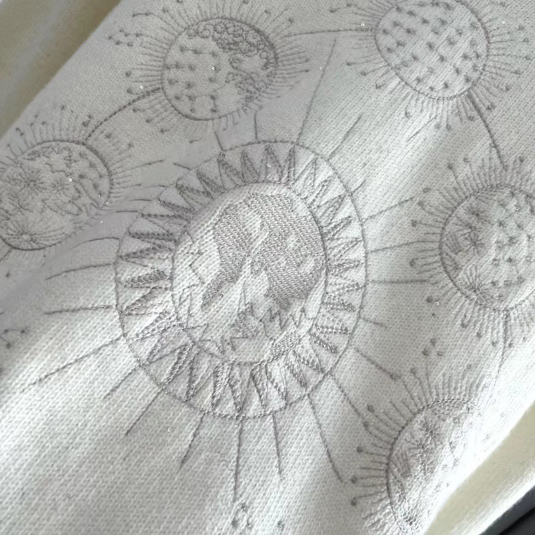 D家：迪奥女装黑色占星学嵌花刺绣羊绒针织圆领长袖休闲毛衣颜色：黑色和白色码数：S ～𠃊