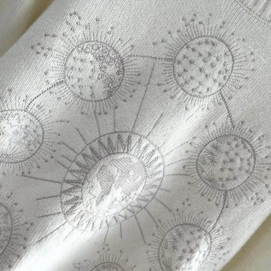 D家：迪奥女装黑色占星学嵌花刺绣羊绒针织圆领长袖休闲毛衣颜色：黑色和白色码数：S ～𠃊