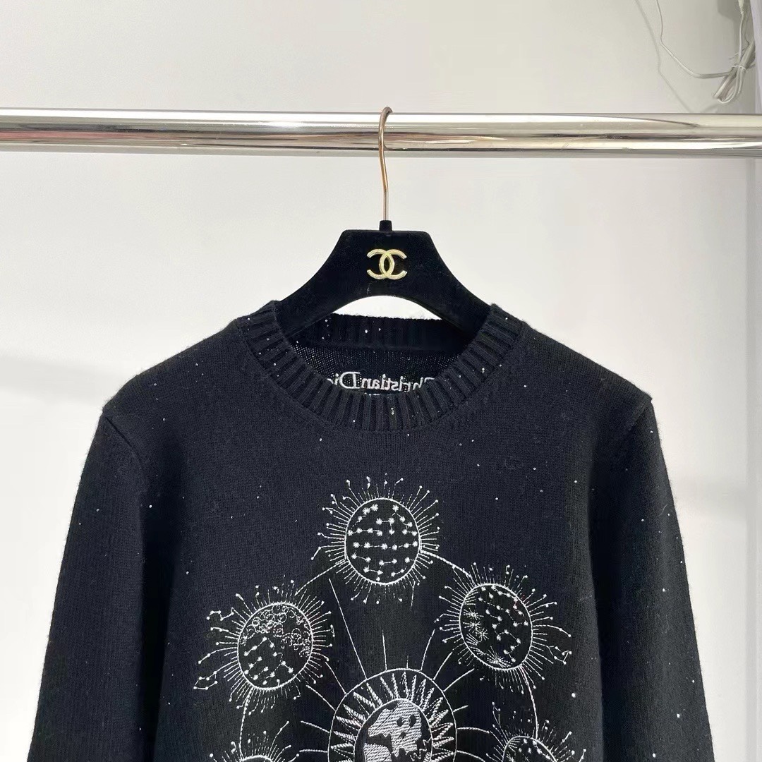 D家：迪奥女装黑色占星学嵌花刺绣羊绒针织圆领长袖休闲毛衣颜色：黑色和白色码数：S ～𠃊