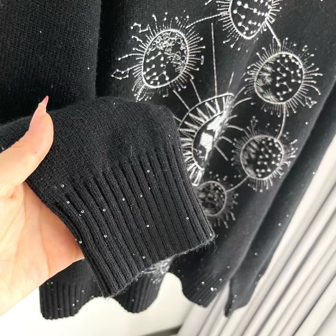 D家：迪奥女装黑色占星学嵌花刺绣羊绒针织圆领长袖休闲毛衣颜色：黑色和白色码数：S ～𠃊