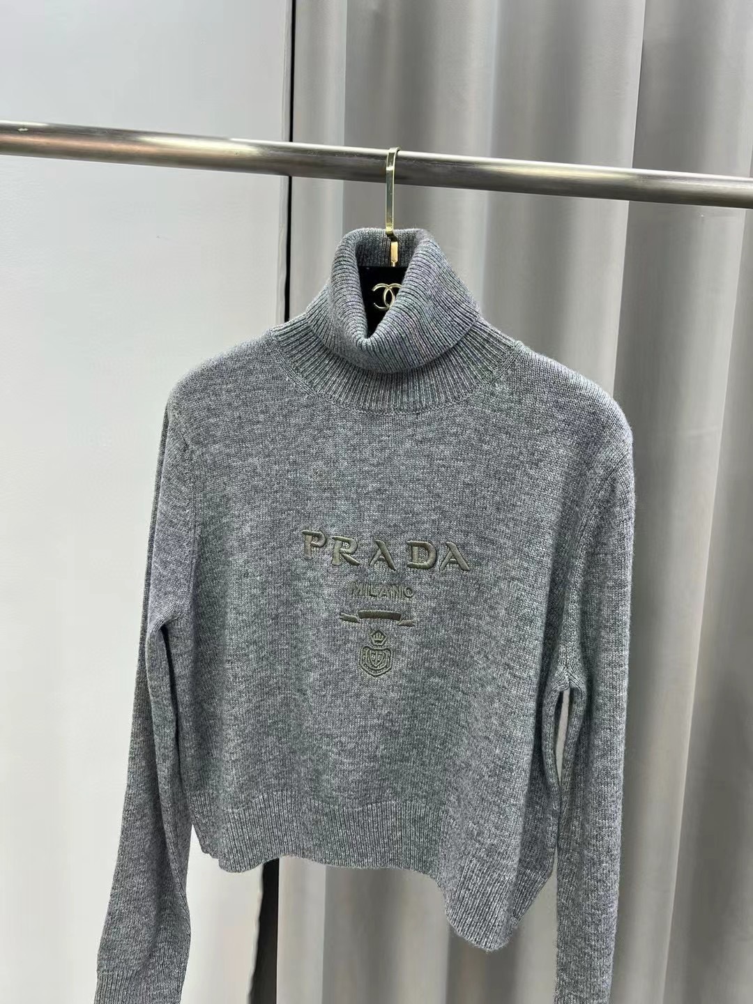 P普拉达 秋冬新款字母logo修身长袖高领针织衫毛衣女上衣 官网图颜色：驼色、灰色码数：S ～𠃊