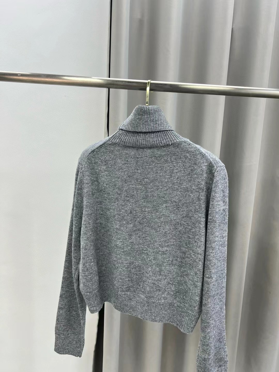 P普拉达 秋冬新款字母logo修身长袖高领针织衫毛衣女上衣 官网图颜色：驼色、灰色码数：S ～𠃊