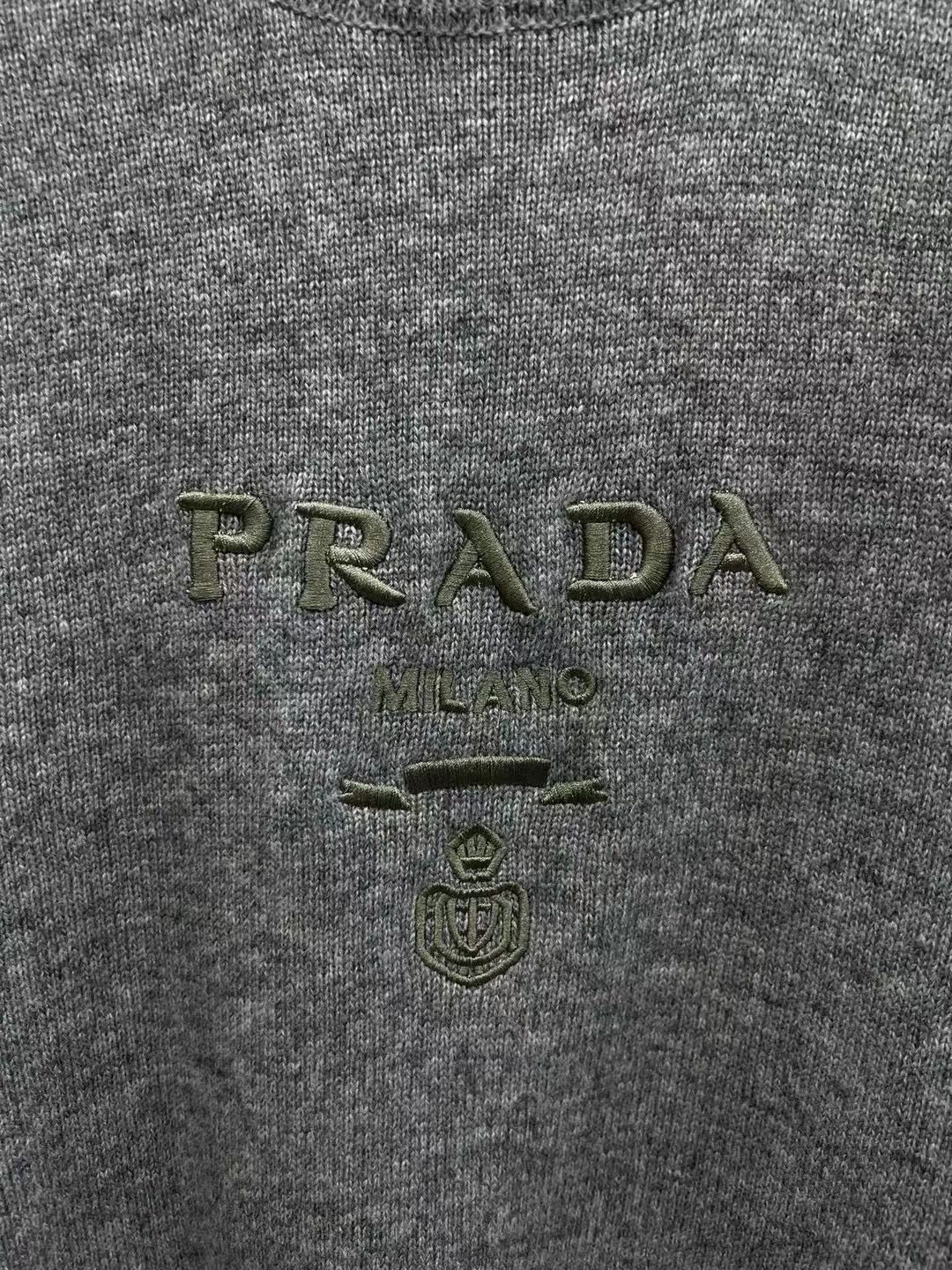 P普拉达 秋冬新款字母logo修身长袖高领针织衫毛衣女上衣 官网图颜色：驼色、灰色码数：S ～𠃊
