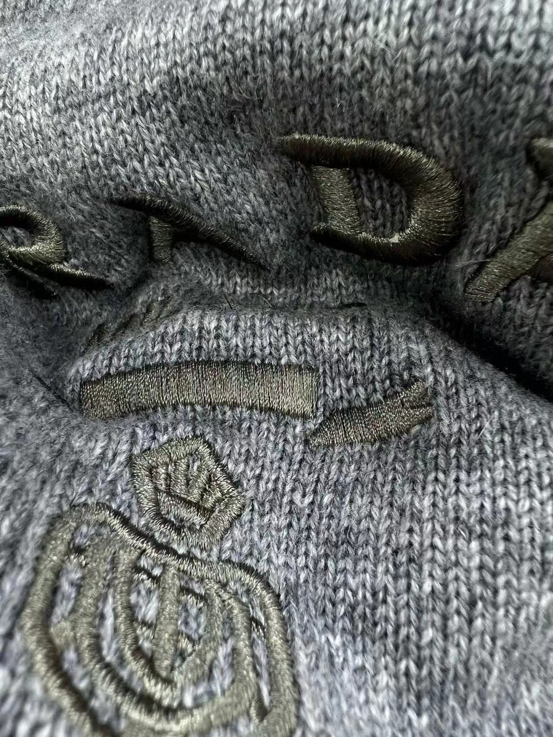 P普拉达 秋冬新款字母logo修身长袖高领针织衫毛衣女上衣 官网图颜色：驼色、灰色码数：S ～𠃊