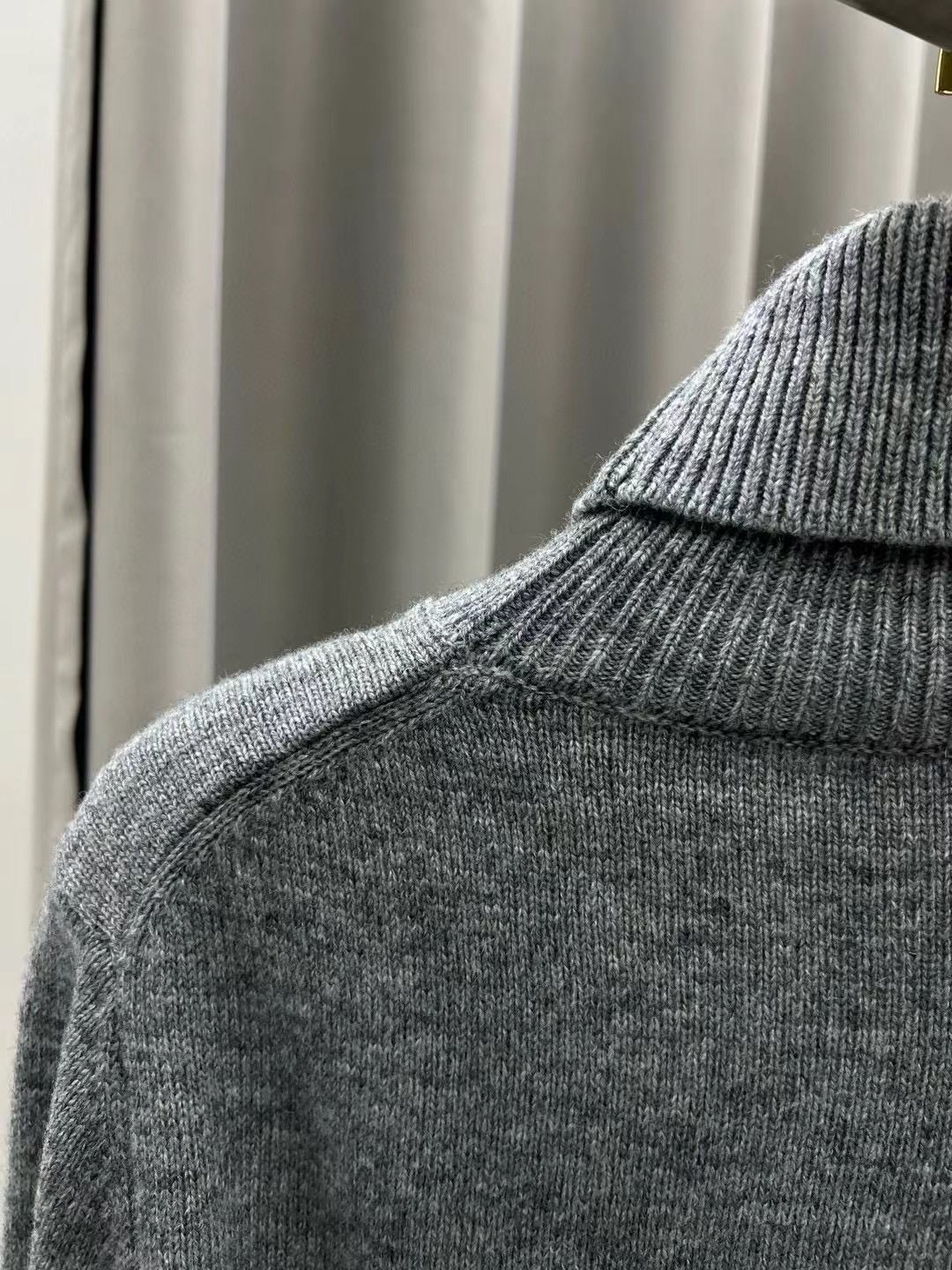 P普拉达 秋冬新款字母logo修身长袖高领针织衫毛衣女上衣 官网图颜色：驼色、灰色码数：S ～𠃊