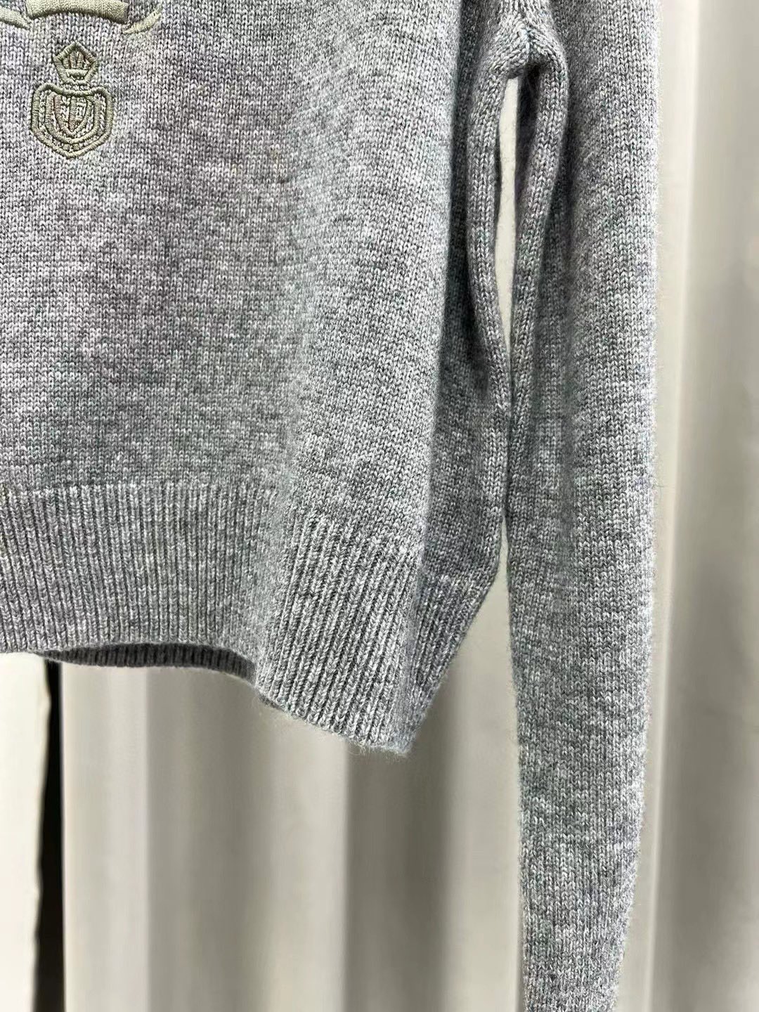 P普拉达 秋冬新款字母logo修身长袖高领针织衫毛衣女上衣 官网图颜色：驼色、灰色码数：S ～𠃊