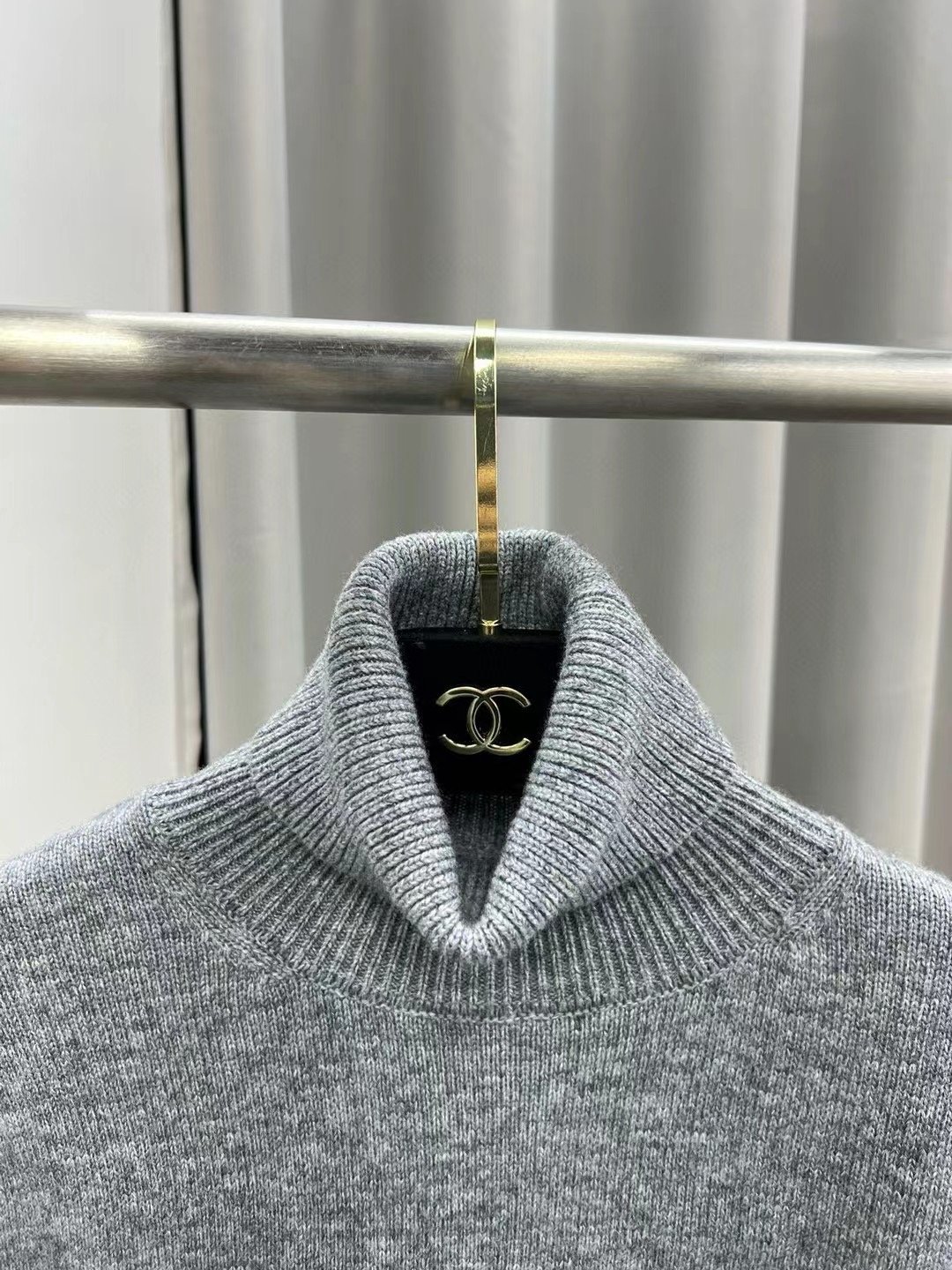 P普拉达 秋冬新款字母logo修身长袖高领针织衫毛衣女上衣 官网图颜色：驼色、灰色码数：S ～𠃊