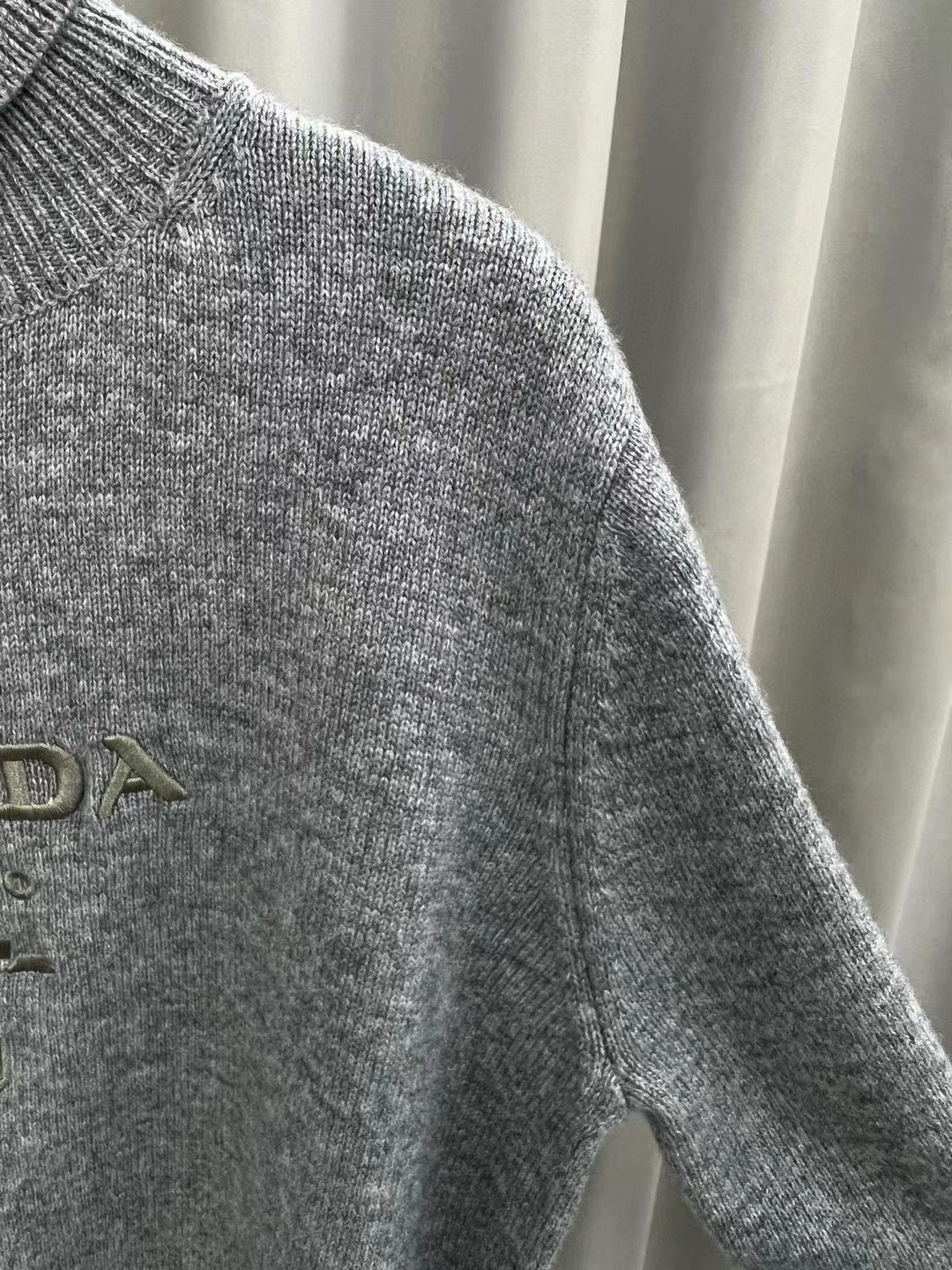 P普拉达 秋冬新款字母logo修身长袖高领针织衫毛衣女上衣 官网图颜色：驼色、灰色码数：S ～𠃊