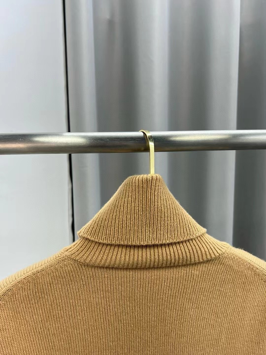 P普拉达 秋冬新款字母logo修身长袖高领针织衫毛衣女上衣 官网图颜色：驼色、灰色码数：S ～𠃊