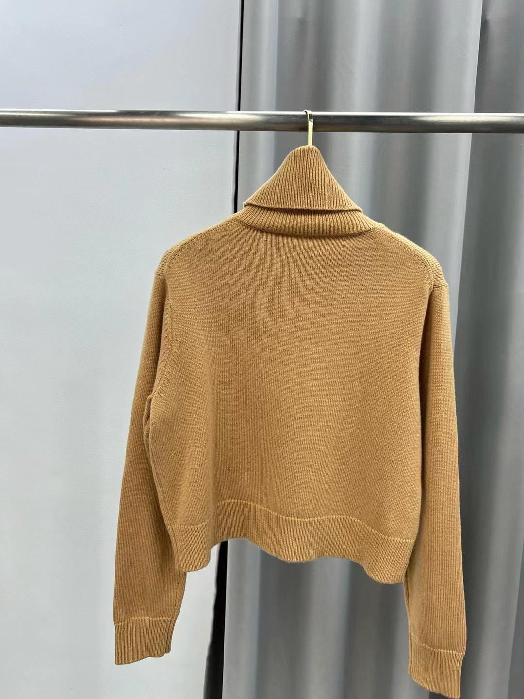 P普拉达 秋冬新款字母logo修身长袖高领针织衫毛衣女上衣 官网图颜色：驼色、灰色码数：S ～𠃊