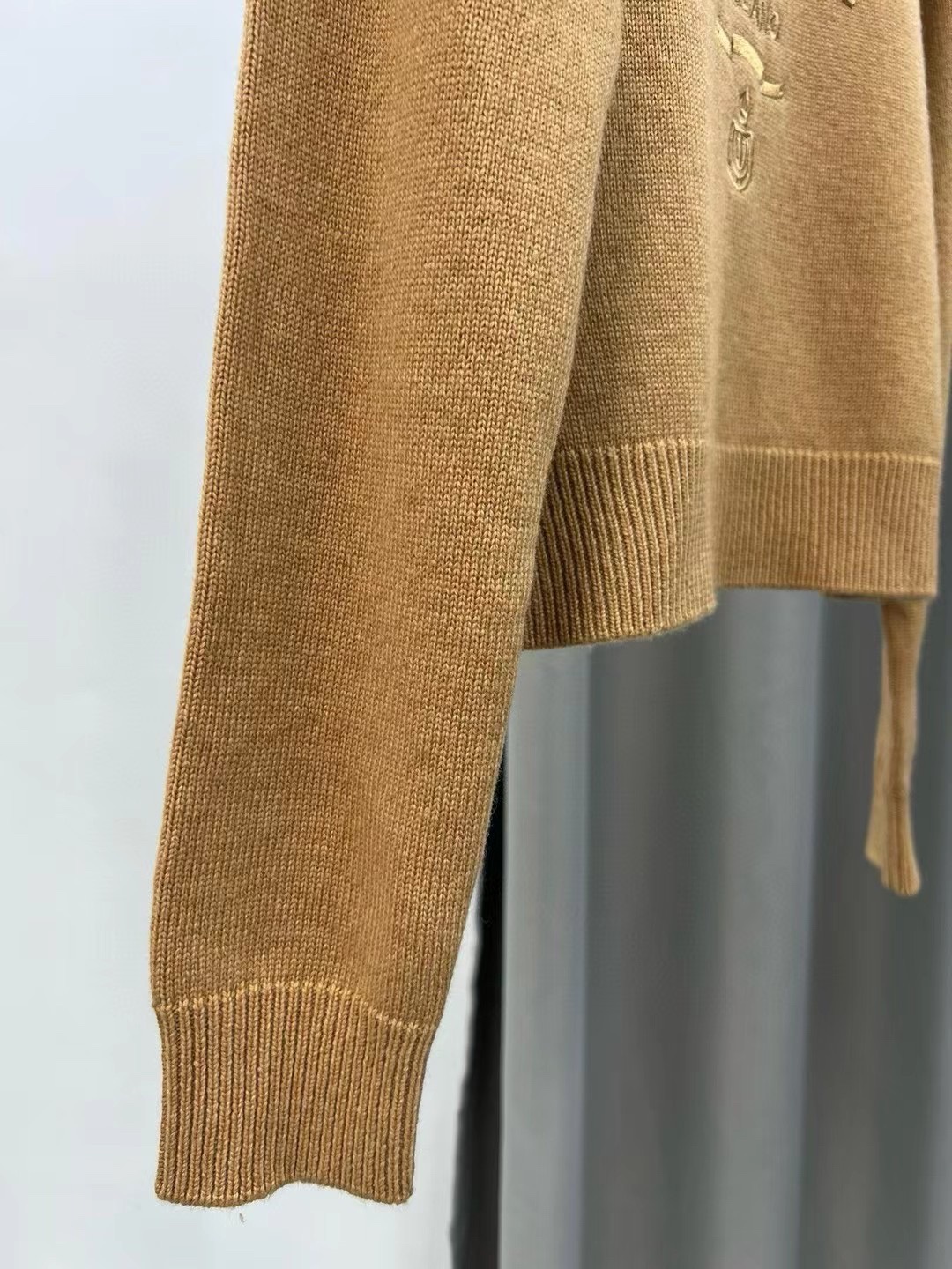 P普拉达 秋冬新款字母logo修身长袖高领针织衫毛衣女上衣 官网图颜色：驼色、灰色码数：S ～𠃊