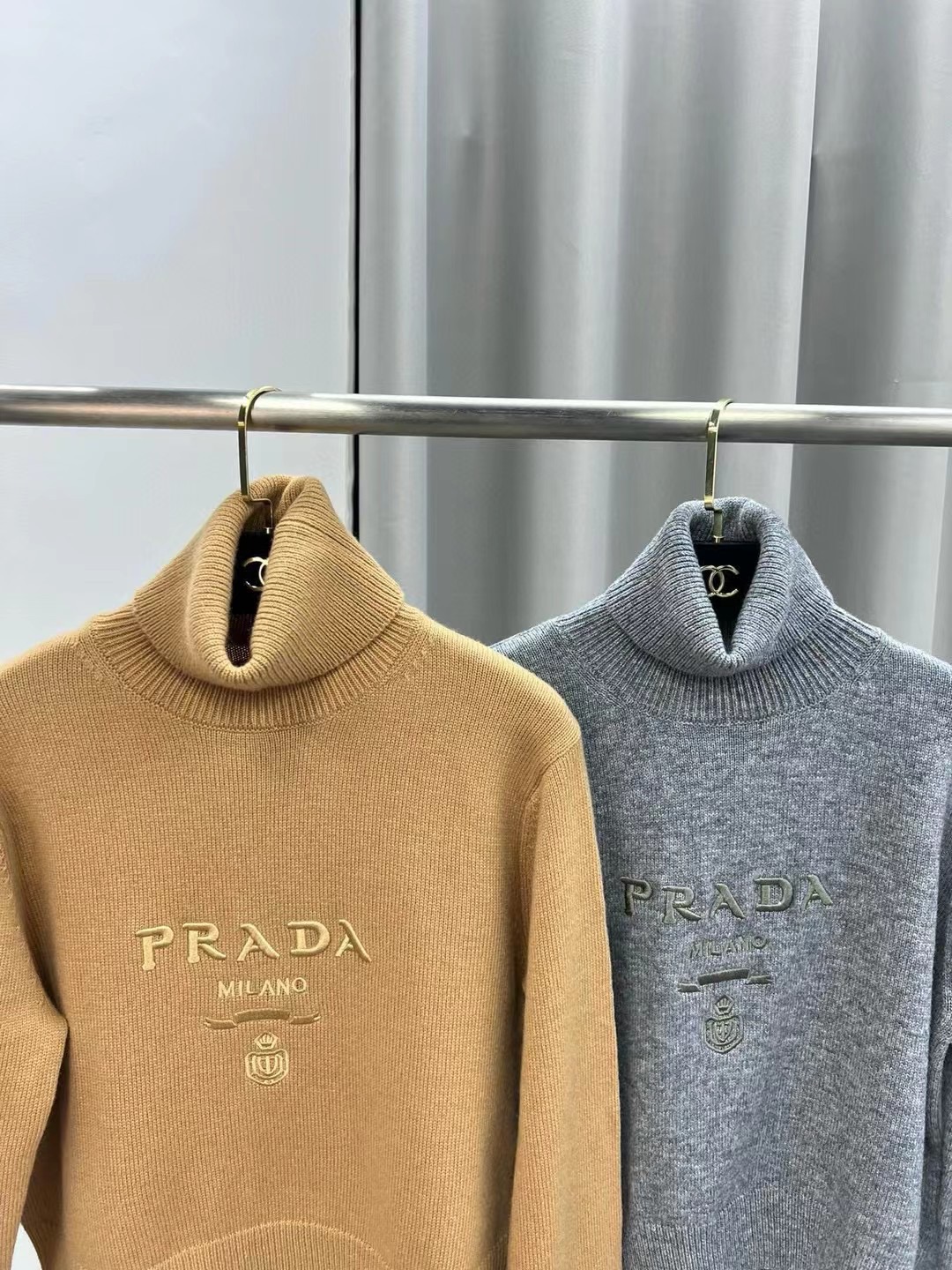 P普拉达 秋冬新款字母logo修身长袖高领针织衫毛衣女上衣 官网图颜色：驼色、灰色码数：S ～𠃊