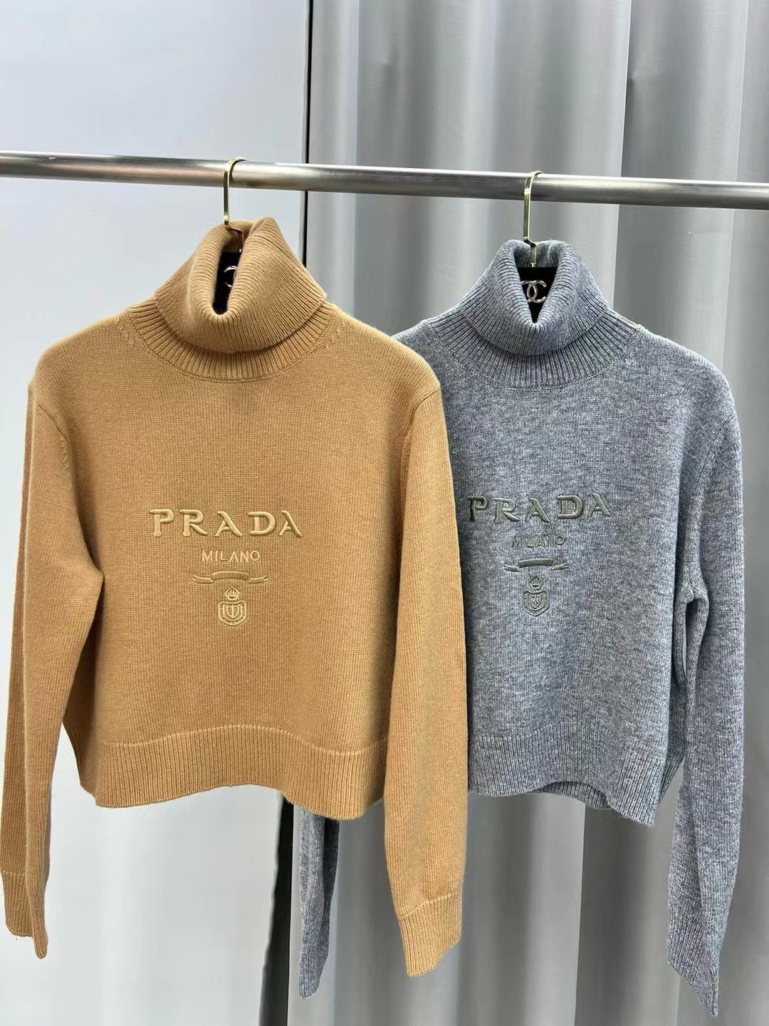 P普拉达 秋冬新款字母logo修身长袖高领针织衫毛衣女上衣 官网图颜色：驼色、灰色码数：S ～𠃊