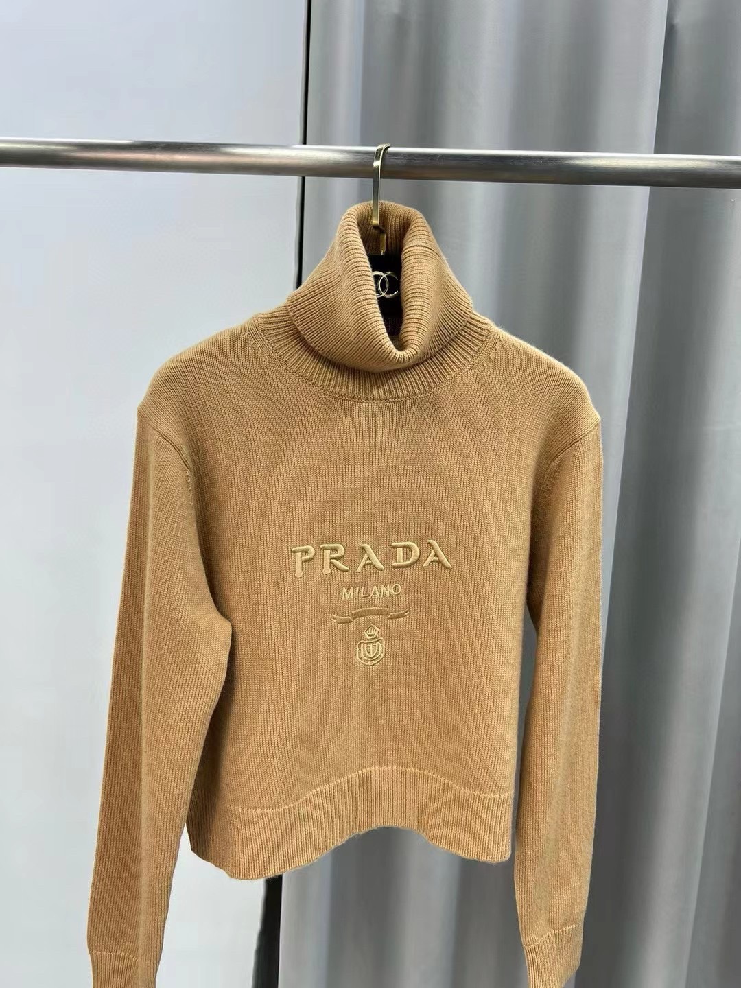 P普拉达 秋冬新款字母logo修身长袖高领针织衫毛衣女上衣 官网图颜色：驼色、灰色码数：S ～𠃊