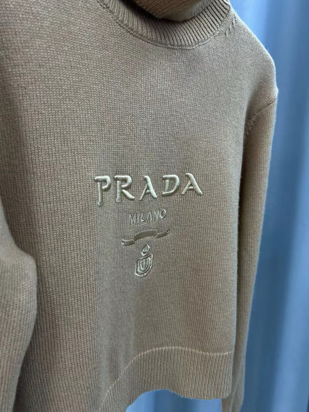 P普拉达 秋冬新款字母logo修身长袖高领针织衫毛衣女上衣 官网图颜色：驼色、灰色码数：S ～𠃊