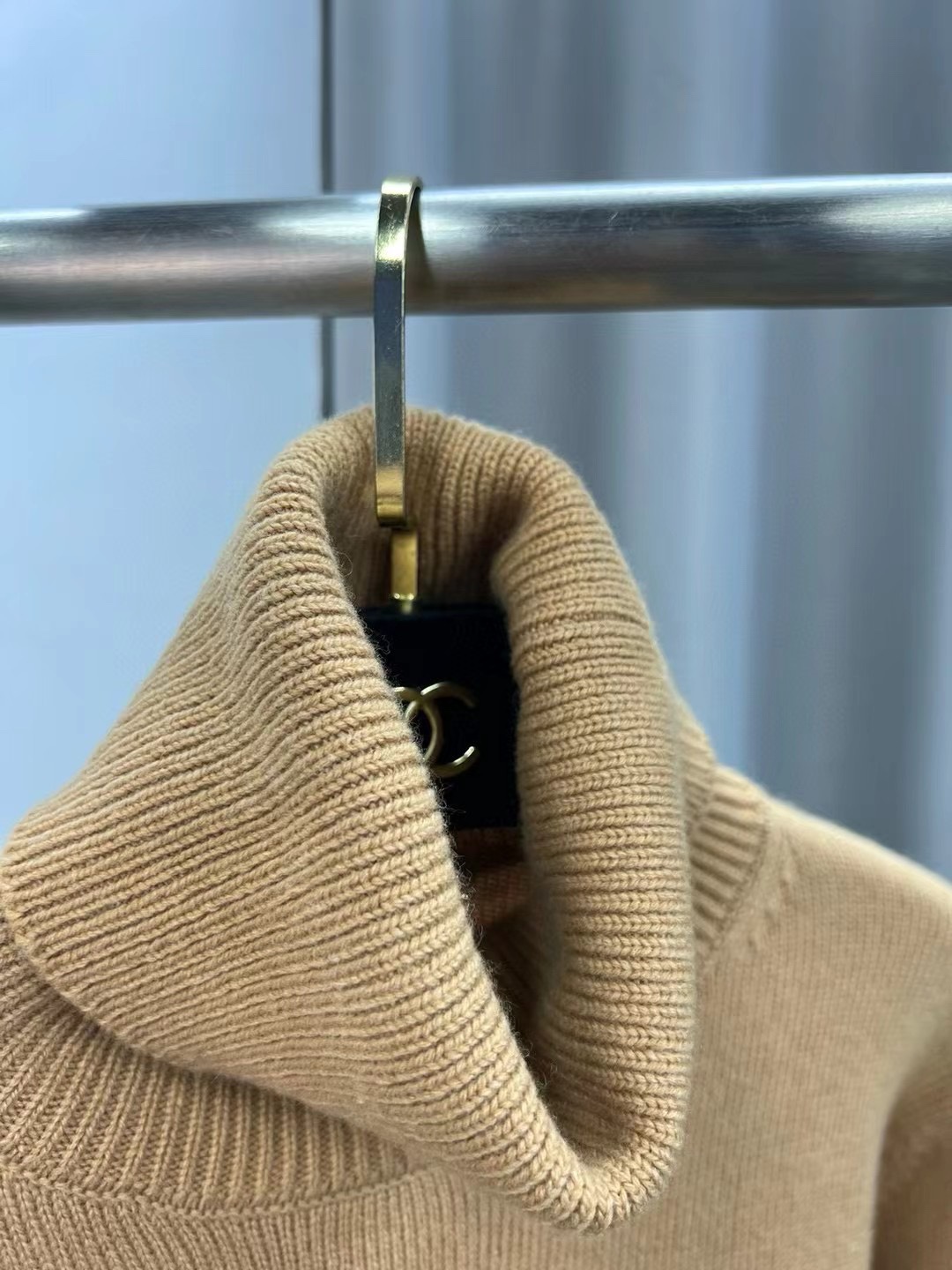 P普拉达 秋冬新款字母logo修身长袖高领针织衫毛衣女上衣 官网图颜色：驼色、灰色码数：S ～𠃊