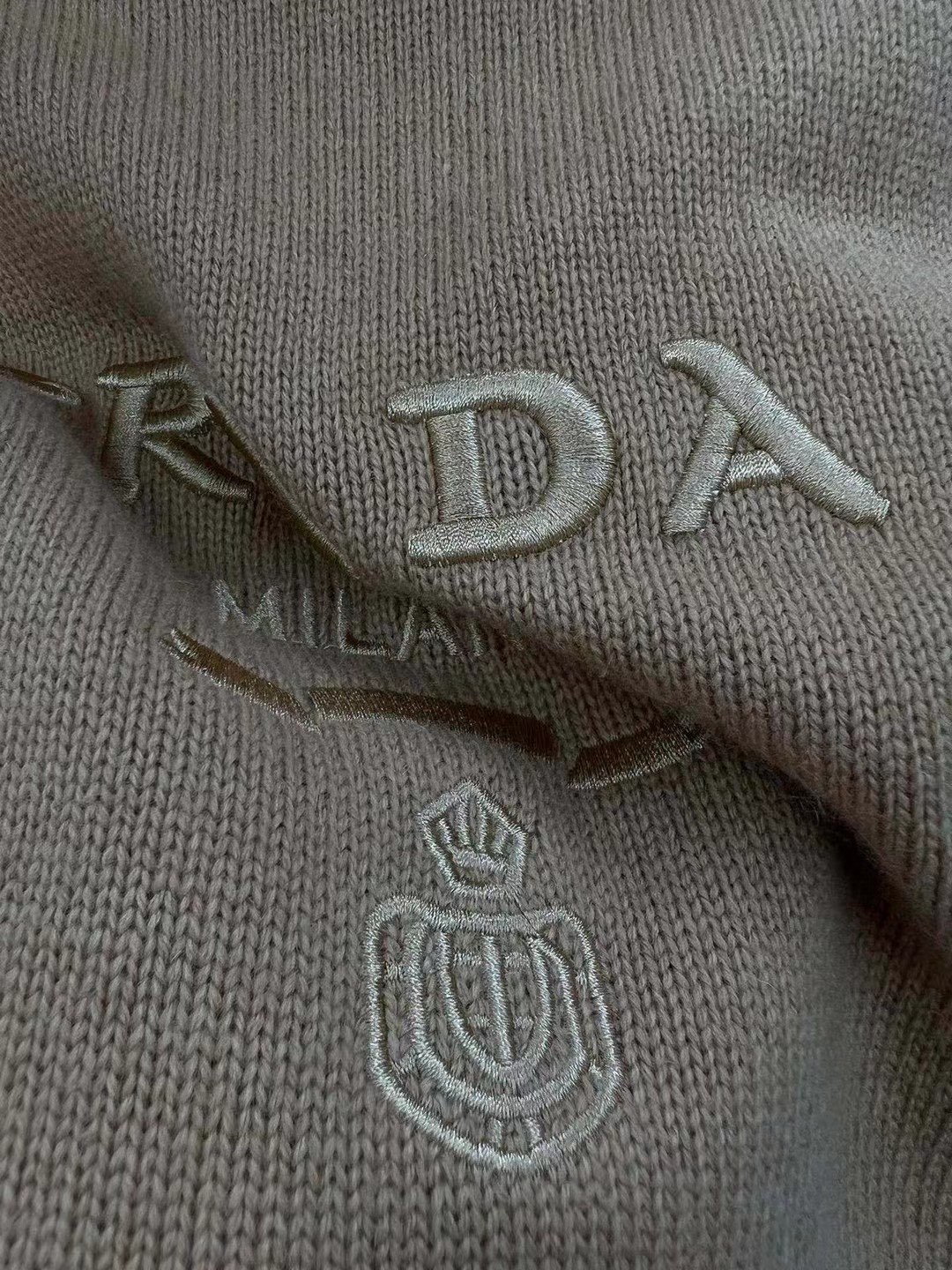 P普拉达 秋冬新款字母logo修身长袖高领针织衫毛衣女上衣 官网图颜色：驼色、灰色码数：S ～𠃊