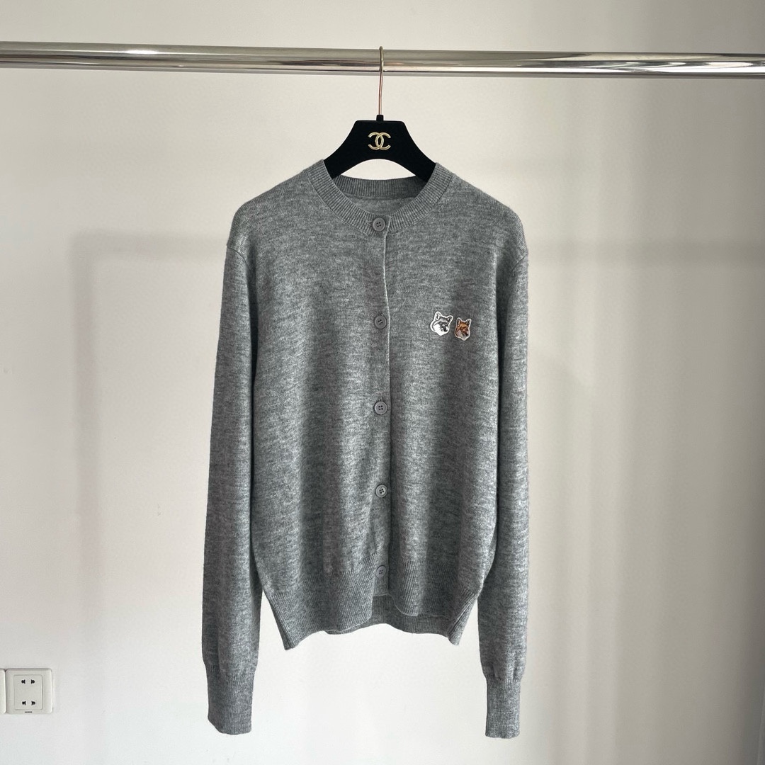 双老虎头实物图秋冬新品女士开衫双头狐狸针织衫毛衣开衫颜色：白色、天兰、绿色、玫红、灰色、驼色、黑色、粉色