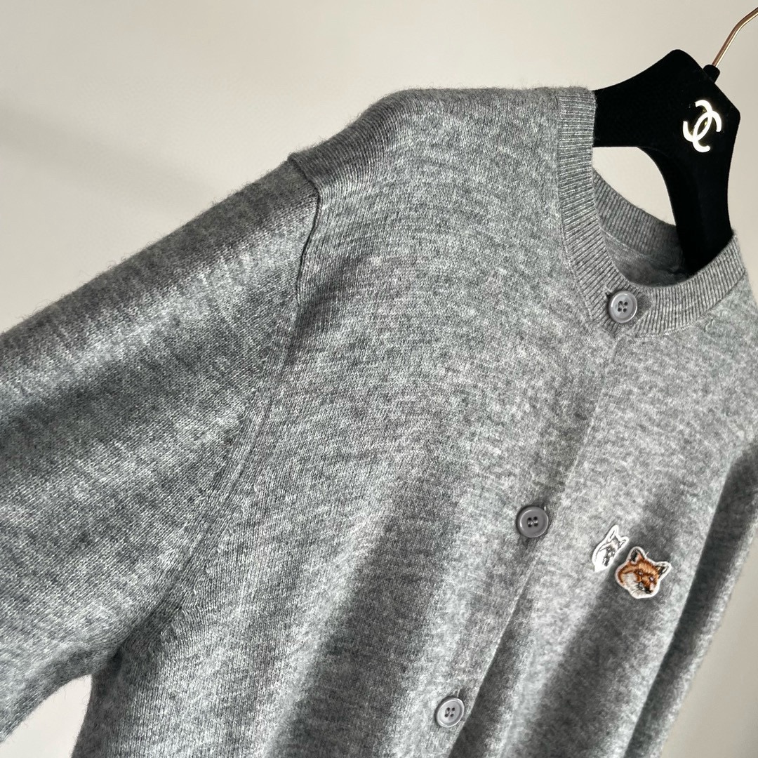 双老虎头实物图秋冬新品女士开衫双头狐狸针织衫毛衣开衫颜色：白色、天兰、绿色、玫红、灰色、驼色、黑色、粉色