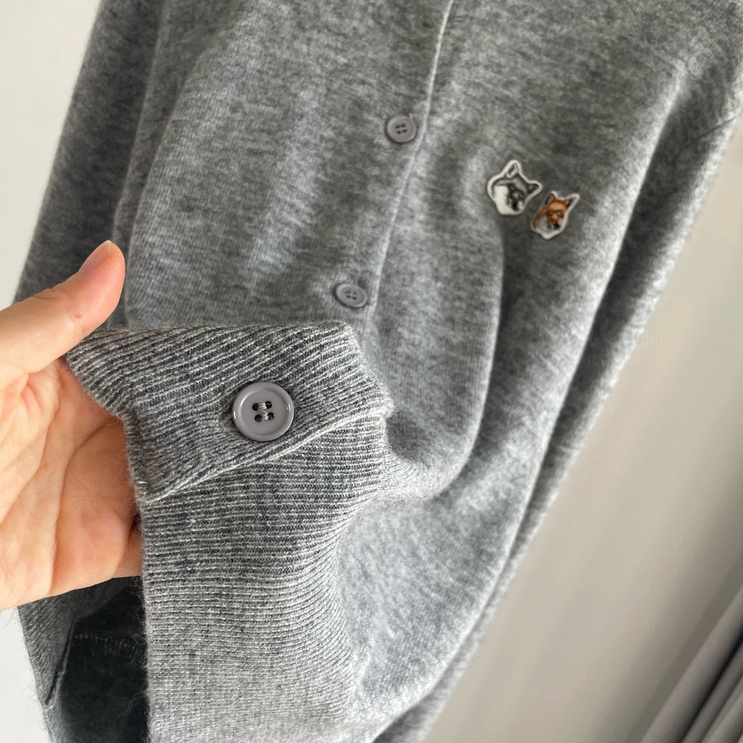 双老虎头实物图秋冬新品女士开衫双头狐狸针织衫毛衣开衫颜色：白色、天兰、绿色、玫红、灰色、驼色、黑色、粉色