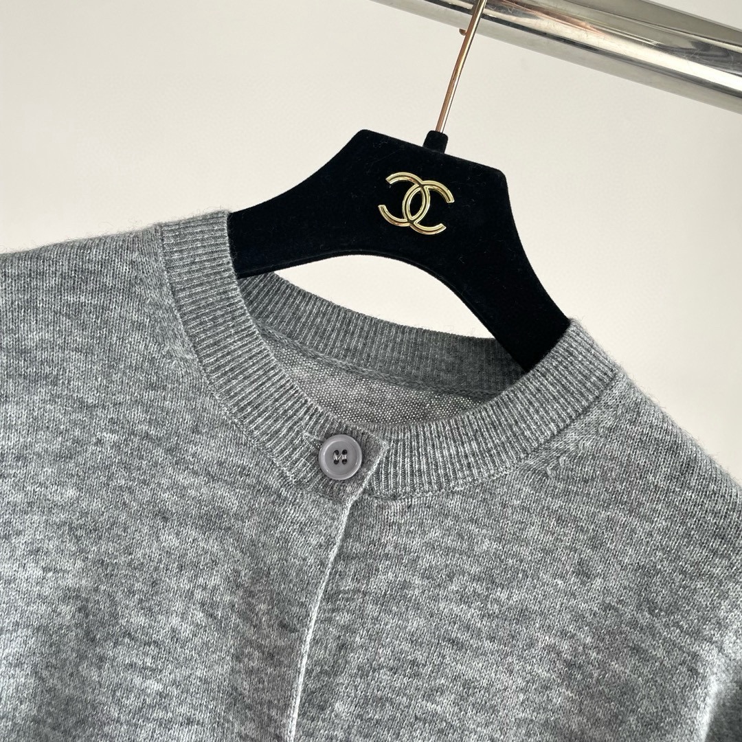 双老虎头实物图秋冬新品女士开衫双头狐狸针织衫毛衣开衫颜色：白色、天兰、绿色、玫红、灰色、驼色、黑色、粉色