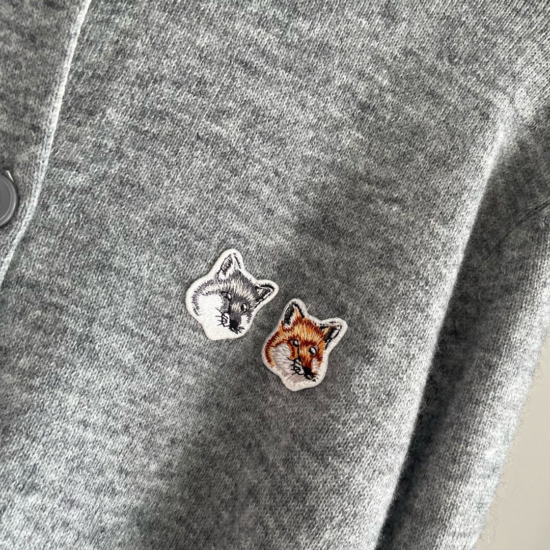 双老虎头实物图秋冬新品女士开衫双头狐狸针织衫毛衣开衫颜色：白色、天兰、绿色、玫红、灰色、驼色、黑色、粉色