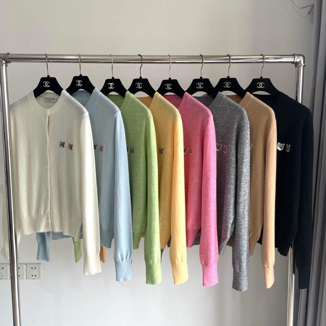 双老虎头实物图秋冬新品女士开衫双头狐狸针织衫毛衣开衫颜色：白色、天兰、绿色、玫红、灰色、驼色、黑色、粉色