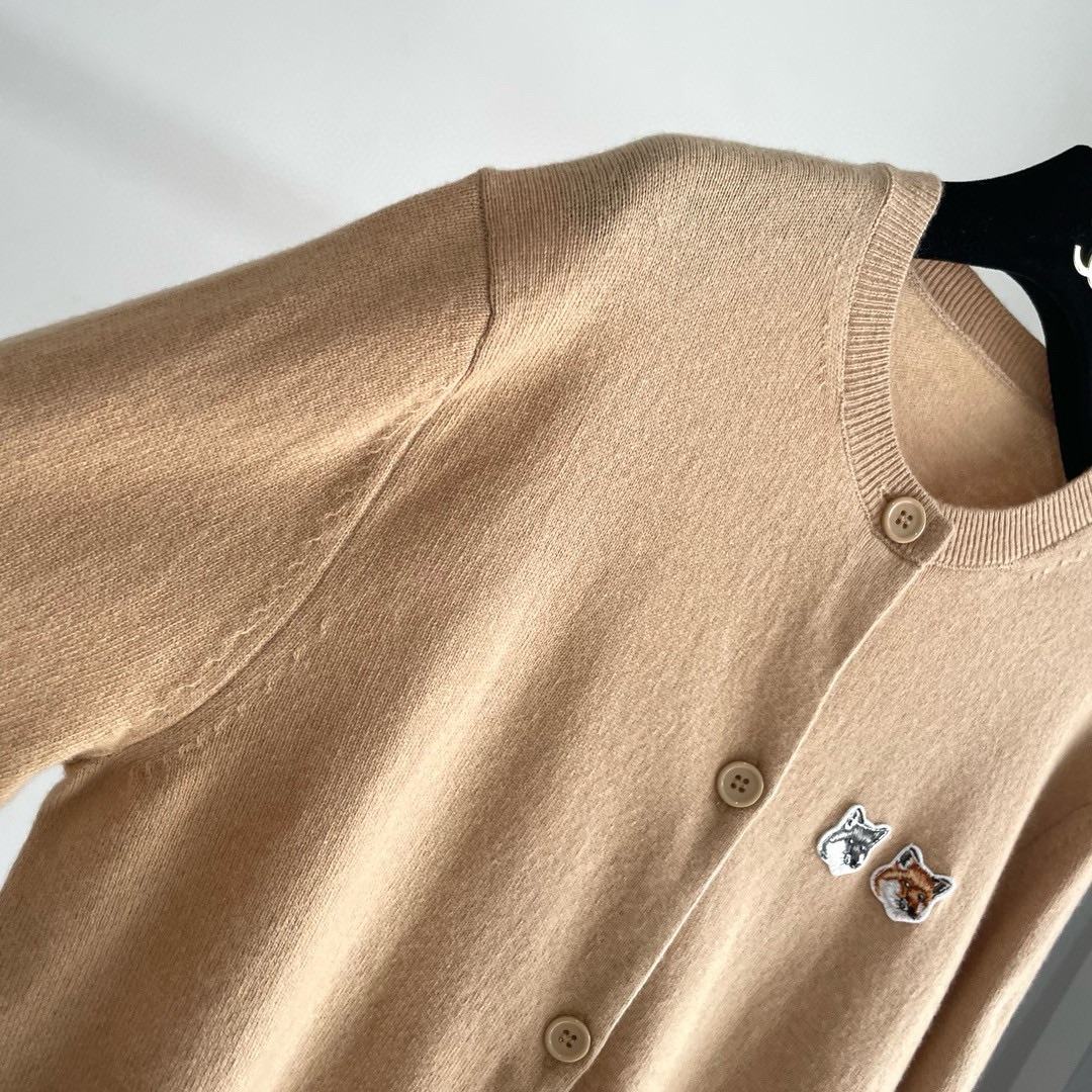 双老虎头实物图秋冬新品女士开衫双头狐狸针织衫毛衣开衫颜色：白色、天兰、绿色、玫红、灰色、驼色、黑色、粉色