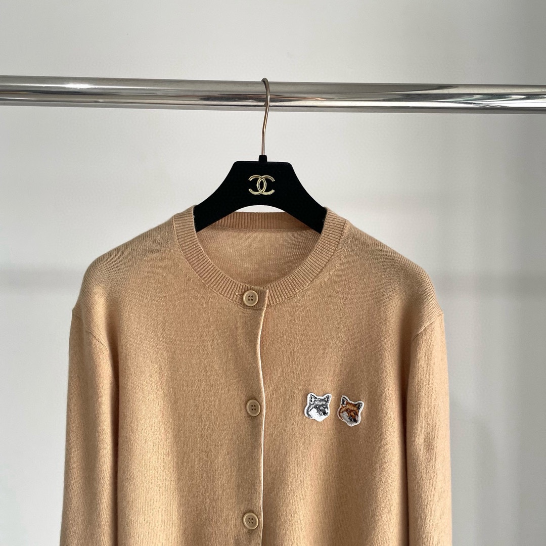 双老虎头实物图秋冬新品女士开衫双头狐狸针织衫毛衣开衫颜色：白色、天兰、绿色、玫红、灰色、驼色、黑色、粉色