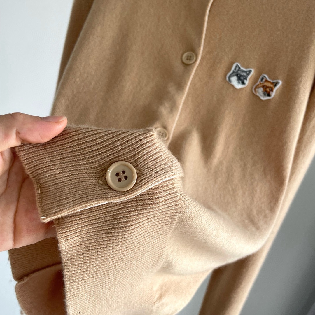 双老虎头实物图秋冬新品女士开衫双头狐狸针织衫毛衣开衫颜色：白色、天兰、绿色、玫红、灰色、驼色、黑色、粉色