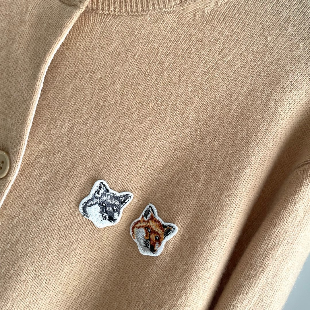 双老虎头实物图秋冬新品女士开衫双头狐狸针织衫毛衣开衫颜色：白色、天兰、绿色、玫红、灰色、驼色、黑色、粉色