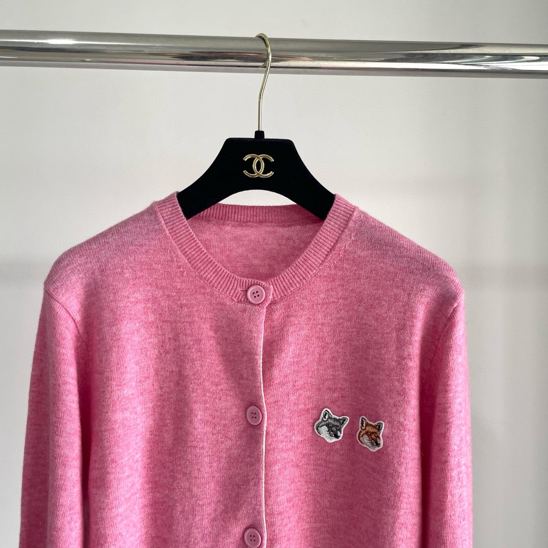 双老虎头实物图秋冬新品女士开衫双头狐狸针织衫毛衣开衫颜色：白色、天兰、绿色、玫红、灰色、驼色、黑色、粉色