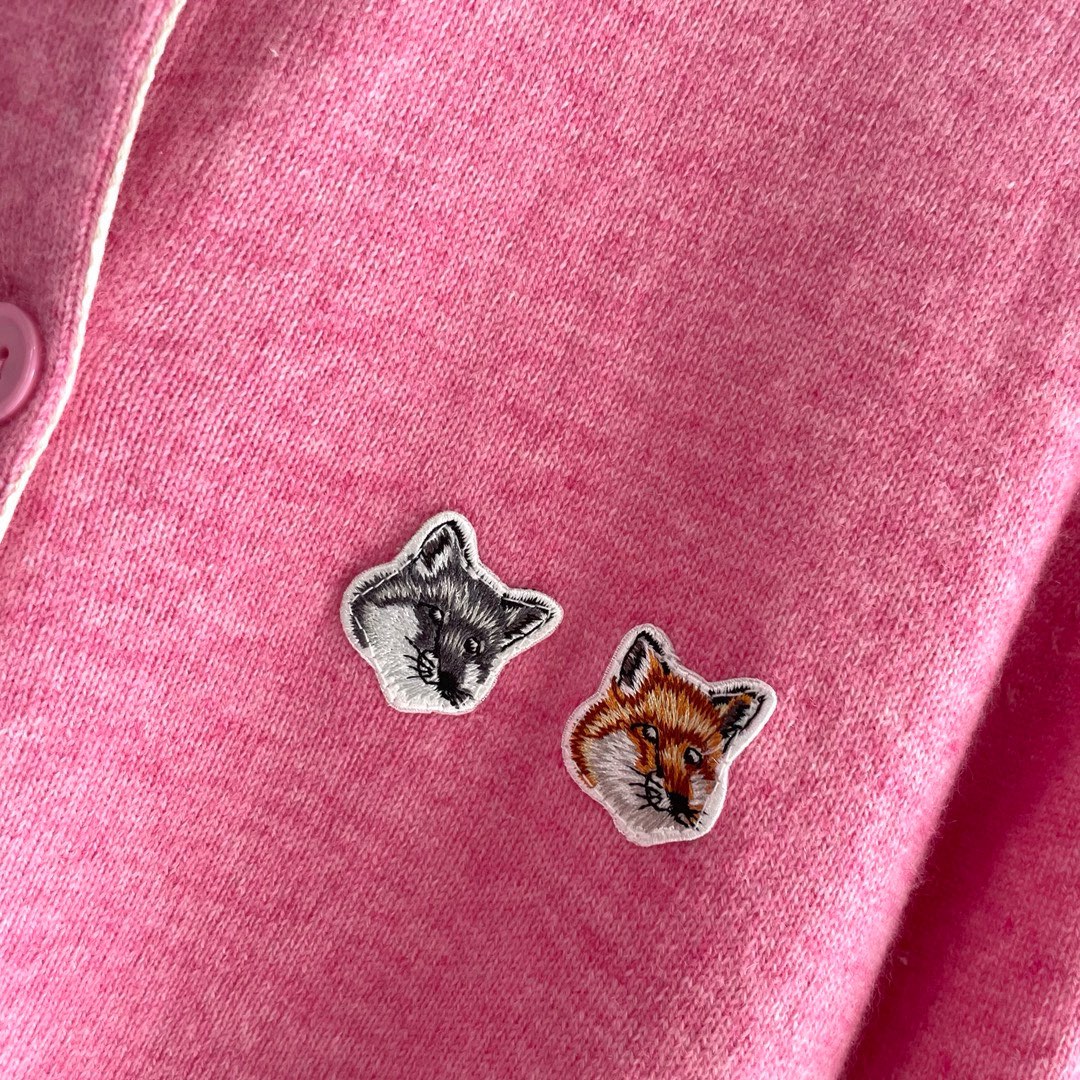 双老虎头实物图秋冬新品女士开衫双头狐狸针织衫毛衣开衫颜色：白色、天兰、绿色、玫红、灰色、驼色、黑色、粉色