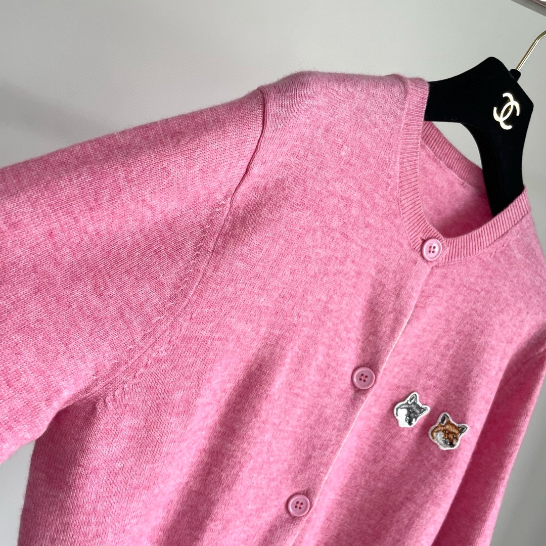 双老虎头实物图秋冬新品女士开衫双头狐狸针织衫毛衣开衫颜色：白色、天兰、绿色、玫红、灰色、驼色、黑色、粉色