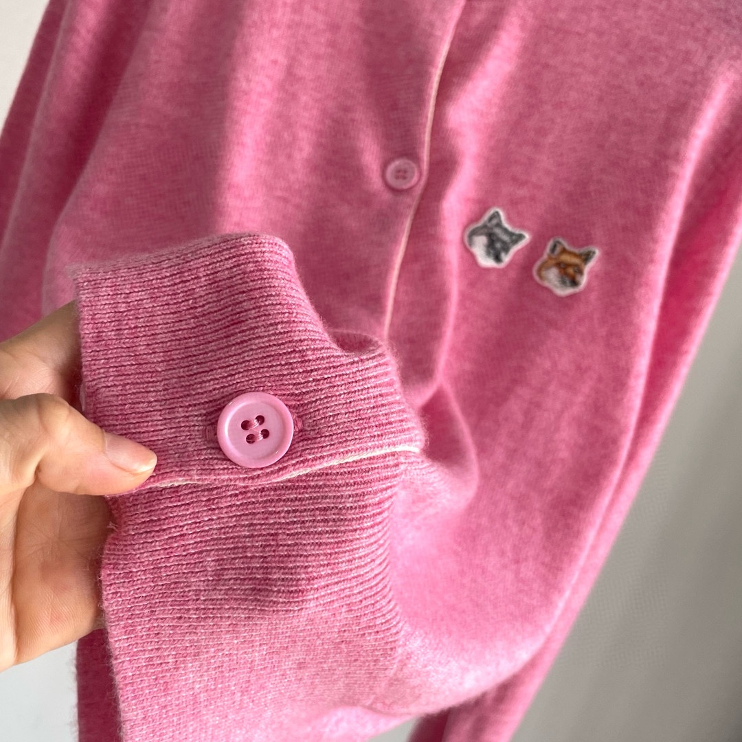 双老虎头实物图秋冬新品女士开衫双头狐狸针织衫毛衣开衫颜色：白色、天兰、绿色、玫红、灰色、驼色、黑色、粉色