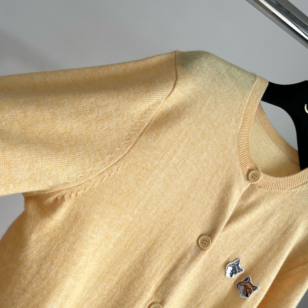 双老虎头实物图秋冬新品女士开衫双头狐狸针织衫毛衣开衫颜色：白色、天兰、绿色、玫红、灰色、驼色、黑色、粉色